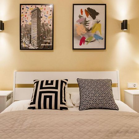 Experience City Nightlife From A Sleek Lavish Pad Apartamento Budapeste Exterior foto