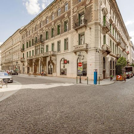 Experience City Nightlife From A Sleek Lavish Pad Apartamento Budapeste Exterior foto