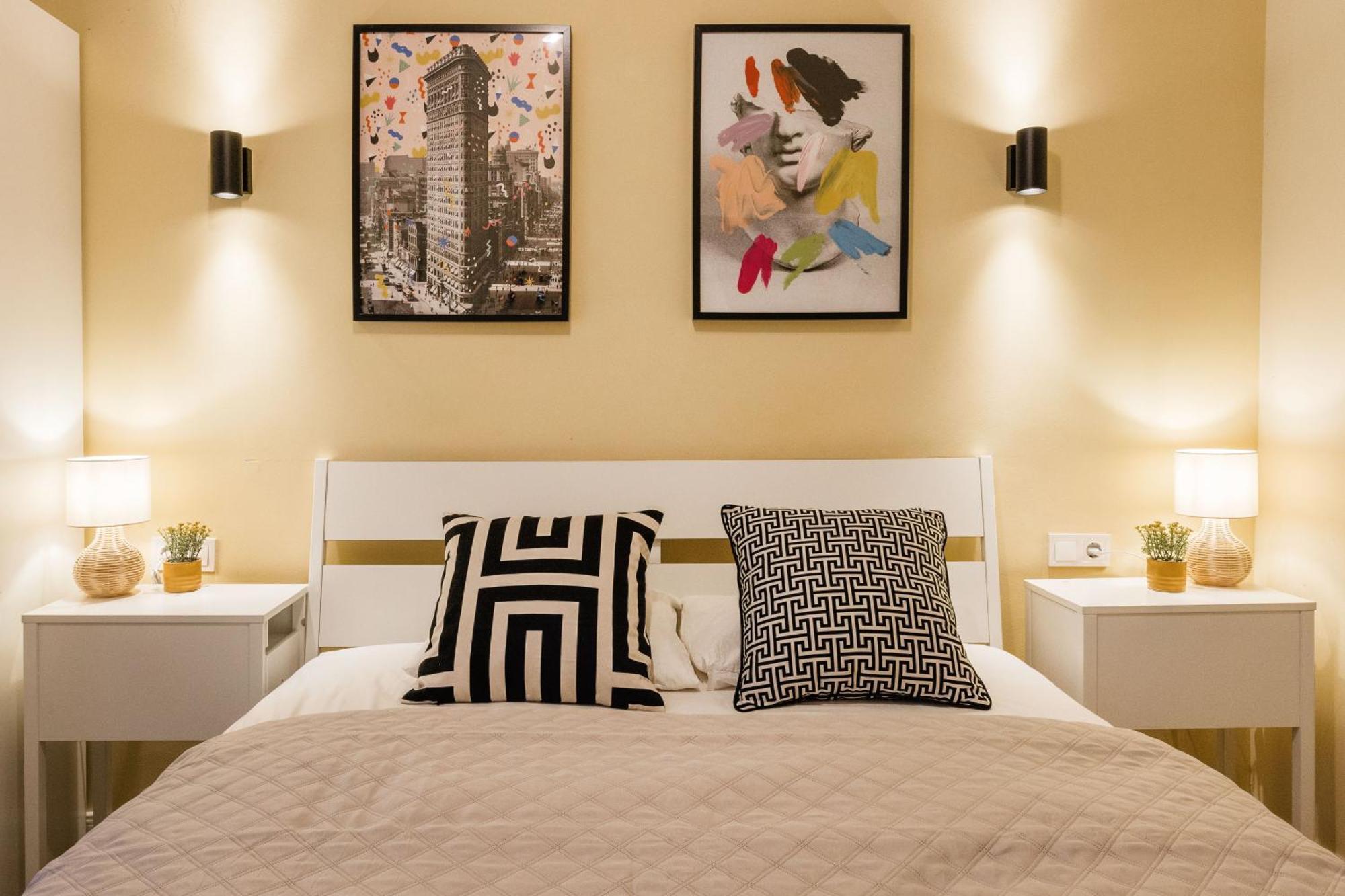 Experience City Nightlife From A Sleek Lavish Pad Apartamento Budapeste Exterior foto