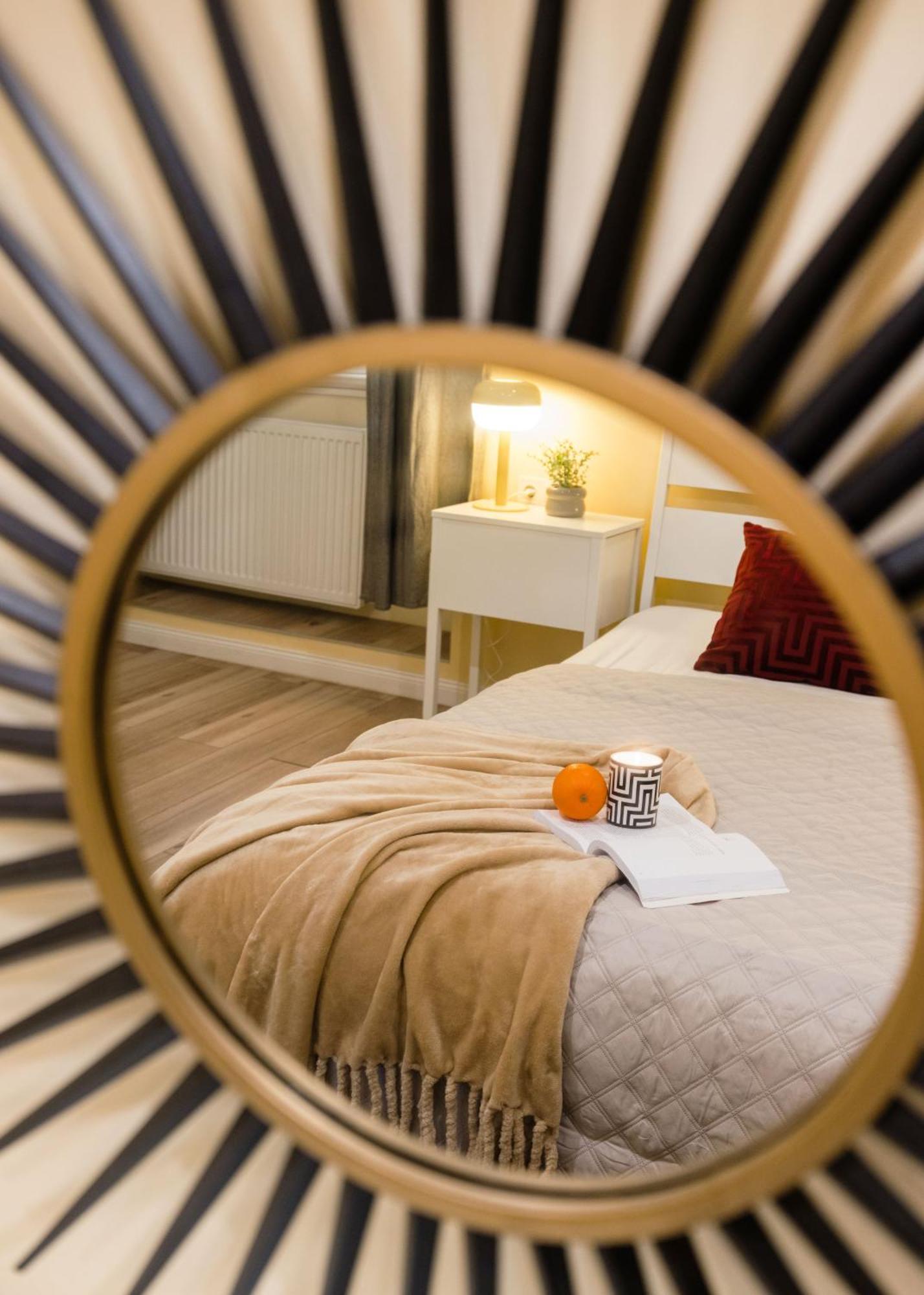 Experience City Nightlife From A Sleek Lavish Pad Apartamento Budapeste Exterior foto
