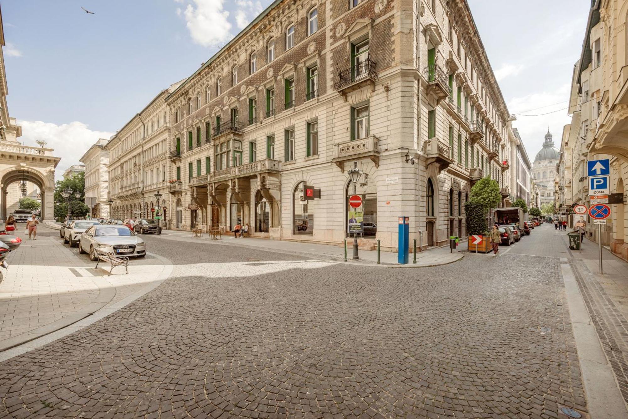 Experience City Nightlife From A Sleek Lavish Pad Apartamento Budapeste Exterior foto